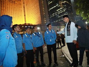 Malam-malam, Anies Baswedan Ajak Putranya Cek Kondisi Jalan MH Thamrin Malam-malam, Anies Baswedan Ajak Putranya Cek Kondisi Jalan MH Thamrin