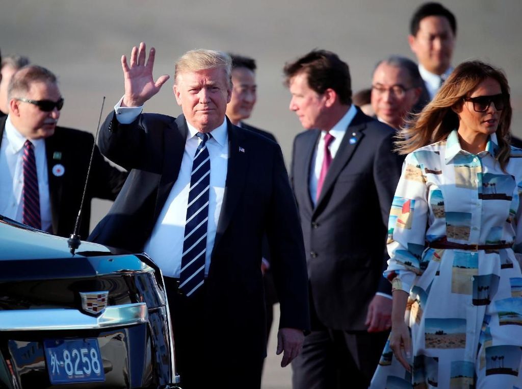 Trump Tiba di Jepang untuk Hadiri Pertemuan Sumo Bersama PM Abe Trump Tiba di Jepang untuk Hadiri Pertemuan Sumo Bersama PM Abe