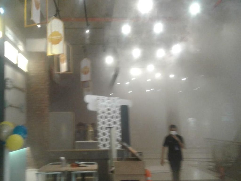 Dapur Resto di Mal PVJ Terbakar, Asap Pekat Menyebar ke Jalanan Dapur Resto di Mal PVJ Terbakar, Asap Pekat Menyebar ke Jalanan