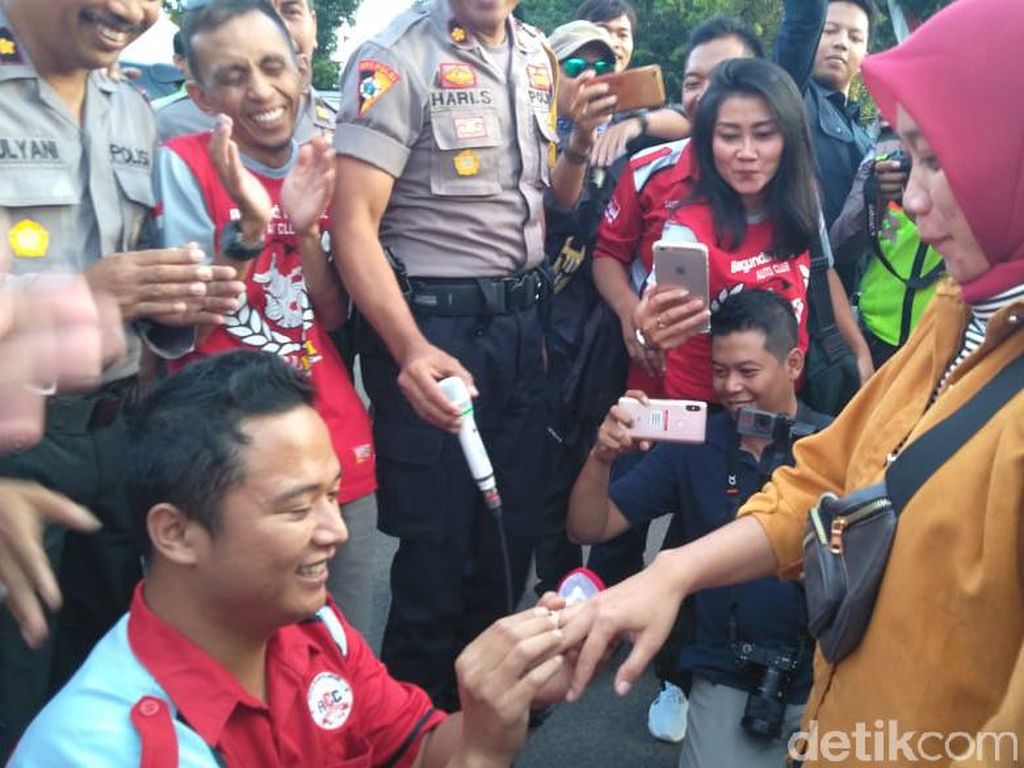 So Sweet, Usai Bagi Takjil Cowok Ini Mendadak Lamar Kekasih So Sweet, Usai Bagi Takjil Cowok Ini Mendadak Lamar Kekasih