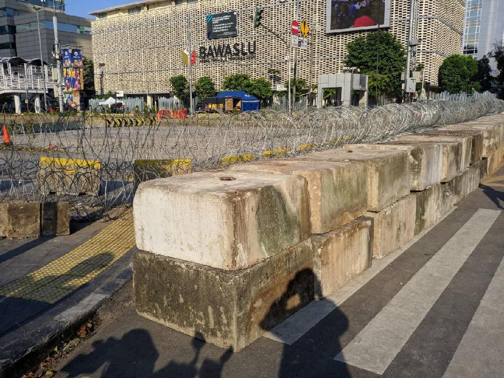 Pasca-rusuh 22 Mei, Jl MH Thamrin Depan Bawaslu Masih Ditutup Pasca-rusuh 22 Mei, Jl MH Thamrin Depan Bawaslu Masih Ditutup