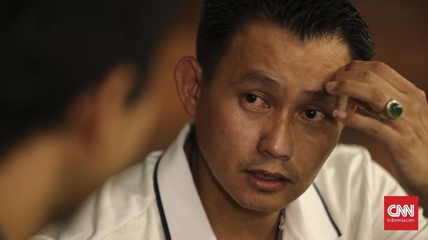 Candra berkaca-kaca saat bercerita tentang peristiwa Mei 1998.