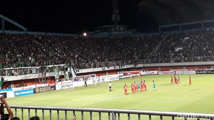 Penalti PSS Sleman gagalkan kemenangan Semen Padang. (Foto: Ristu Hanafi/detikSport) Penalti PSS Sleman gagalkan kemenangan Semen Padang. (Foto: Ristu Hanafi/detikSport)