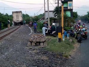 Viral Truk Nangkring di Atas Rel Hebohkan Medsos Viral Truk Nangkring di Atas Rel Hebohkan Medsos