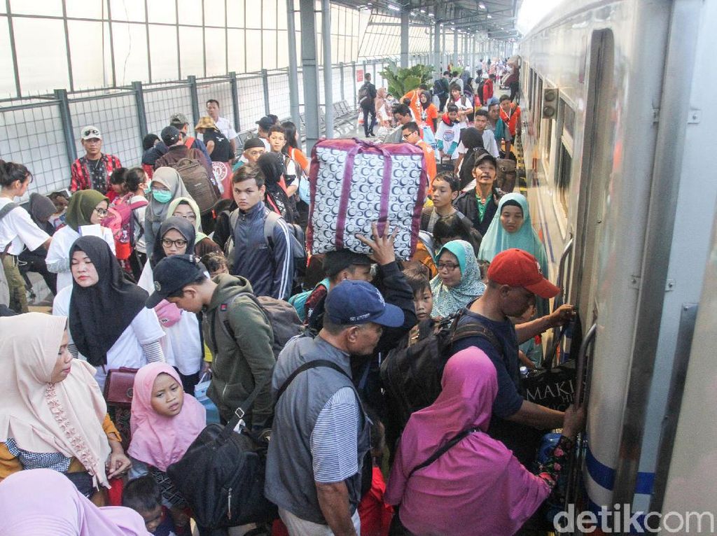 Ada 1,7 Juta Kursi Kereta dari Cirebon, 74% Sudah Laku Ada 1,7 Juta Kursi Kereta dari Cirebon, 74% Sudah Laku