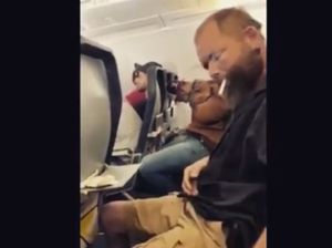 Astaga! Penumpang Ini Santai Banget Merokok di Pesawat