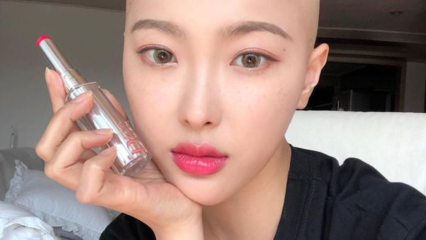 Potret Manis Dawn Lee, Beauty Vlogger Berkepala Botak karena Sakit Kanker