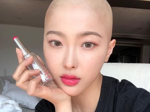 Potret Manis Dawn Lee, Beauty Vlogger Berkepala Botak karena Sakit Kanker Potret Manis Dawn Lee, Beauty Vlogger Berkepala Botak karena Sakit Kanker