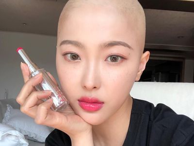 Potret Manis Dawn Lee, Beauty Vlogger Berkepala Botak karena Sakit Kanker