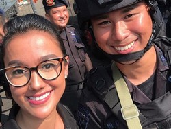 Ke KPU, Intan Aletrino Bagikan Bunga ke Anggota Brimob yang Viral
