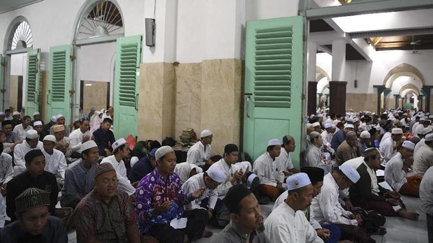 Umat Islam berdoa di Masjid Sunan Ampel ketika berziarah di kompleks Makam Sunan Ampel di Surabaya, Jawa Timur, Minggu (26/5/2019) dini hari. Pada malam ke-21 bulan Ramadan, kawasan Masjid dan Makam Sunan Ampel tersebut ramai dikunjungi umat muslim untuk beribadah dan berharap mendapatkan berkah malam Lailatul Qadar. ANTARA FOTO/Zabur Karuru/aww.