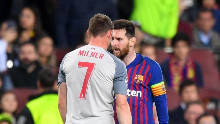 James Milner dan Lionel Messi beradu argumen di laga Barcelona vs Liverpool di Camp Nou, 2 Mei 2019. (Foto: Michael Regan/Getty Images) James Milner dan Lionel Messi beradu argumen di laga Barcelona vs Liverpool di Camp Nou, 2 Mei 2019. (Foto: Michael Regan/Getty Images)