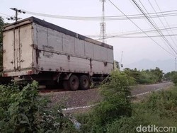 Viral Truk Nangkring di Atas Rel, Begini Faktanya