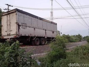 Viral Truk Nangkring di Atas Rel, Begini Faktanya Viral Truk Nangkring di Atas Rel, Begini Faktanya