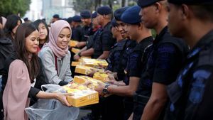 Saat yang Muda Berbagi Takjil untuk TNI Polri