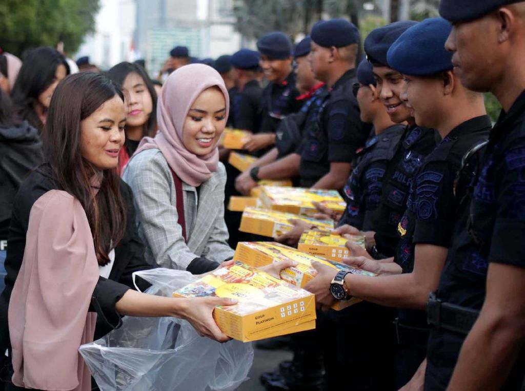 Saat yang Muda Berbagi Takjil untuk TNI Polri Saat yang Muda Berbagi Takjil untuk TNI Polri