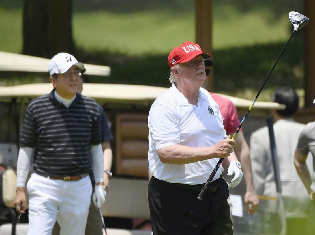 Trump-Abe Jalankan Diplomasi Golf dan Sumo Saat Bertemu di Jepang Trump-Abe Jalankan Diplomasi Golf dan Sumo Saat Bertemu di Jepang