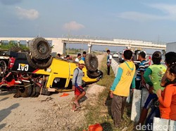 Sopir Ngantuk, SUV Tabrak Guard Rail Lalu Terbalik di Tol Nganjuk