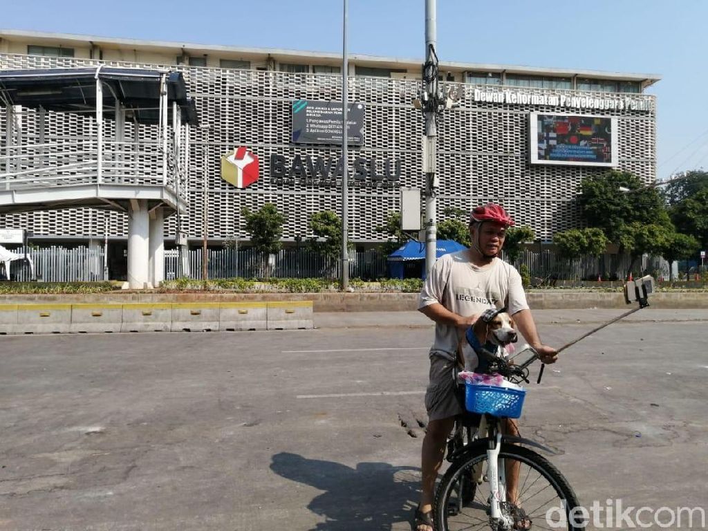 Warga Berfoto hingga Bagi-bagi Mawar di Depan Gedung Bawaslu Warga Berfoto hingga Bagi-bagi Mawar di Depan Gedung Bawaslu