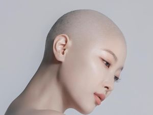 Momen Haru Saat Beuaty Vlogger Korea Gunduli Rambutnya Karena Kanker Momen Haru Saat Beuaty Vlogger Korea Gunduli Rambutnya Karena Kanker