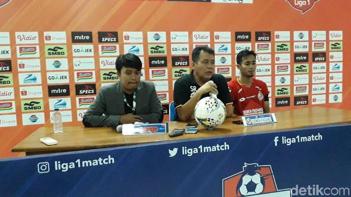 Pelatih Semen Padang Syafrianto Rusli dalam jumpa pers usai laga lawan PSS Sleman. (Foto: Ristu Hanafi/detikSport) Pelatih Semen Padang Syafrianto Rusli dalam jumpa pers usai laga lawan PSS Sleman. (Foto: Ristu Hanafi/detikSport)