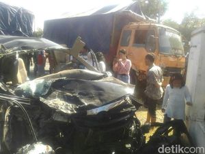 Truk, MPV, dan Motor Bertabrakan di Mojokerto, 3 Orang Tewas Truk, MPV, dan Motor Bertabrakan di Mojokerto, 3 Orang Tewas