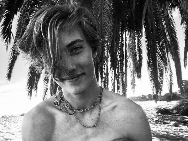 Pesona Lucky Blue Smith, Model Ganteng Sensasional yang Punya Anak di Usia 19
