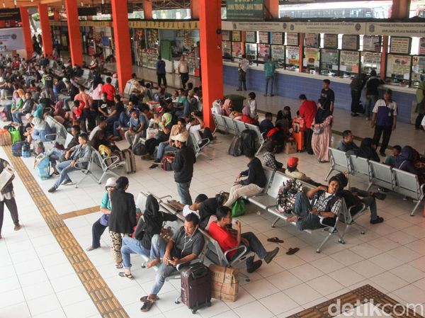 Aktivitas Terminal Kampung Rambutan Mulai Meningkat