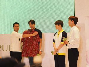 Suho EXO Semringah Dapat Kemeja Batik