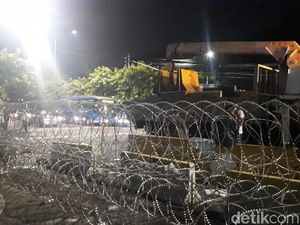 Separator Beton Penutup Jalan Depan KPU Mulai Dibuka