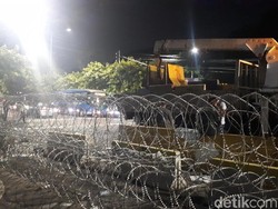 Separator Beton Penutup Jalan Depan KPU Mulai Dibuka