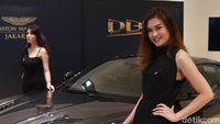 Senyum Manis SPG Aston Martin DBS Superleggera