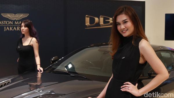 Senyum Manis SPG Aston Martin DBS Superleggera