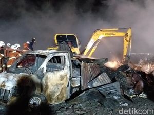 Kebakaran Gudang Rongsokan Teratasi, Backhoe Diterjunkan Cari Bara Api Kebakaran Gudang Rongsokan Teratasi, Backhoe Diterjunkan Cari Bara Api