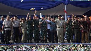 Anies Pimpin Pemusnahan Ribuan Miras di Monas