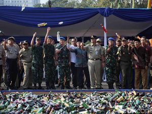 Anies Pimpin Pemusnahan Ribuan Miras di Monas Anies Pimpin Pemusnahan Ribuan Miras di Monas