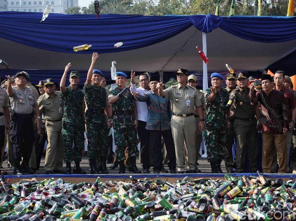 Anies Pimpin Pemusnahan Ribuan Miras di Monas
