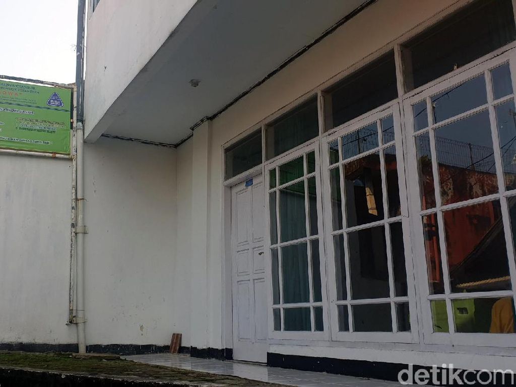 Pimpinan Ponpes di Cianjur Ustaz Umar Diamankan Polda Metro Jaya Pimpinan Ponpes di Cianjur Ustaz Umar Diamankan Polda Metro Jaya