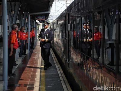 Mereka yang Tak Pulang Demi Lancarnya Mudik