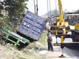 Truk Masuk Parit Tewaskan Sopir, Jalur Bandung-Cianjur Padat Merayap