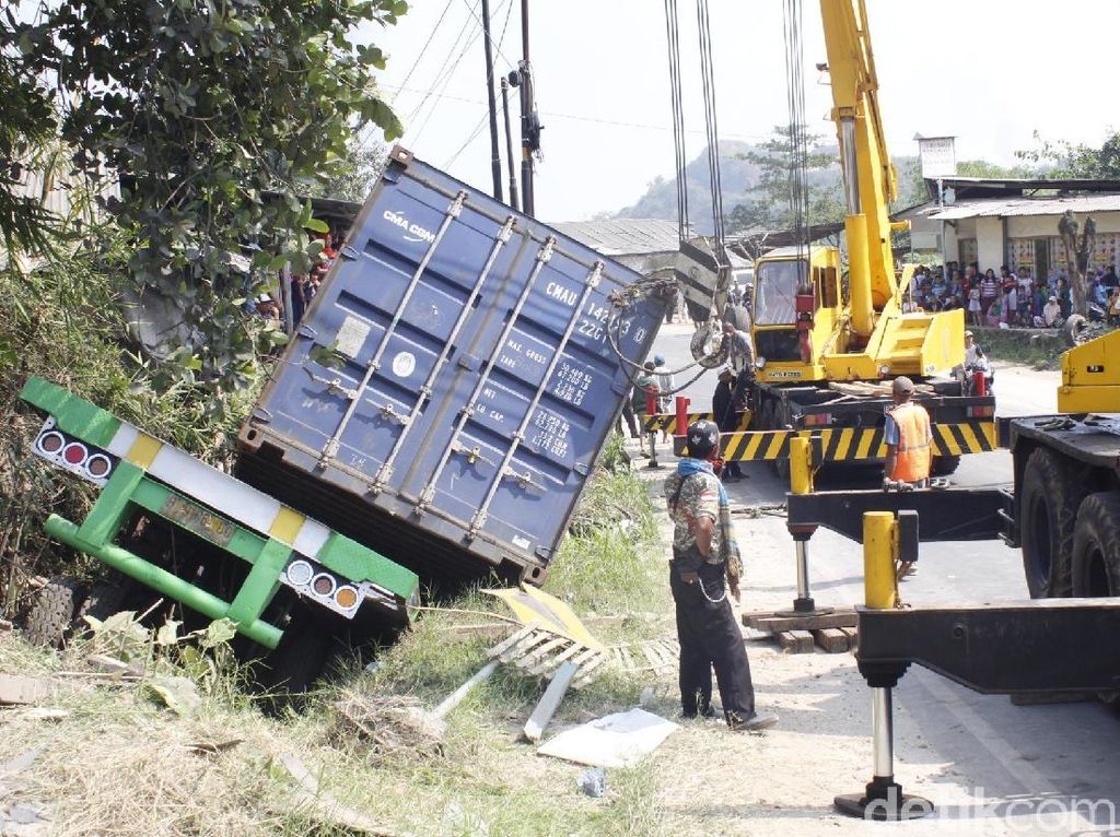 Truk Masuk Parit Tewaskan Sopir, Jalur Bandung-Cianjur Padat Merayap Truk Masuk Parit Tewaskan Sopir, Jalur Bandung-Cianjur Padat Merayap