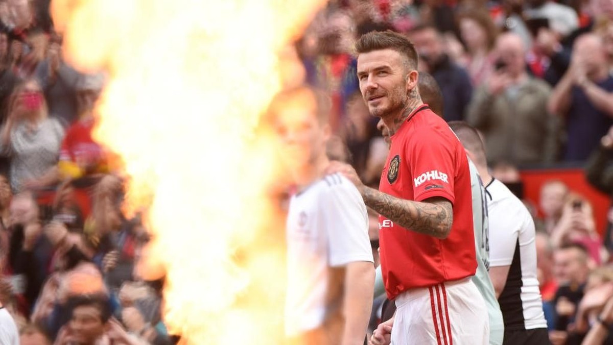 Patung David Beckham di antara dewa dewi di kuil Budha.  (Nathan Stirk/Getty Images)