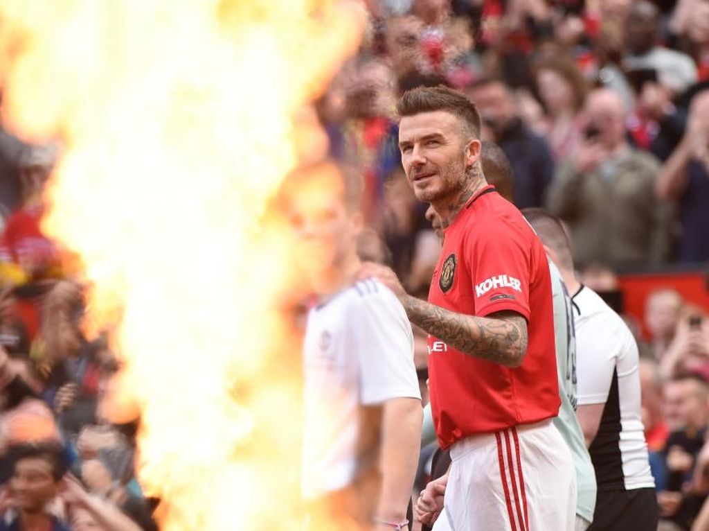 Patung Beckham dan Kapten Amerika Bersanding dengan Dewa Dewi di Kuil Budha Patung Beckham dan Kapten Amerika Bersanding dengan Dewa Dewi di Kuil Budha
