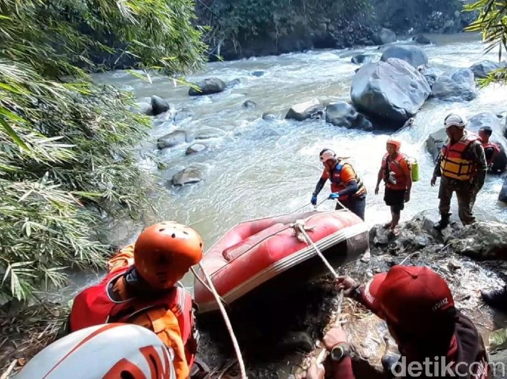 Tim SAR Cari Kuli Bangunan yang Hilang di Sungai Cicatih Sukabumi