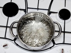 Studi Ungkap Merebus Air Jadi Cara Ampuh Kurangi Mikroplastik