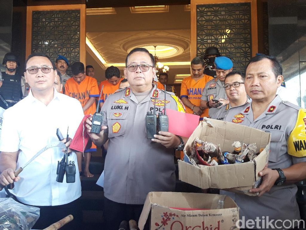 200-an Orang Serbu dan Bakar Polsek di Sampang, Siapa Mereka? 200-an Orang Serbu dan Bakar Polsek di Sampang, Siapa Mereka?