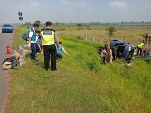 Mobil Rombongan Pemudik asal Bangkalan Kecelakaan di Tol Sumo Mobil Rombongan Pemudik asal Bangkalan Kecelakaan di Tol Sumo