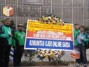 Driver Ojol Kirim Karangan Bunga ke TNI-Polri yang Jaga Aksi 22 Mei