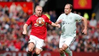 Aksi Paul Scholes dalam mempertahankan penguasaan bola dari gangguan Christian Nerlinger. (Foto: Andrew Yates/Reuters)