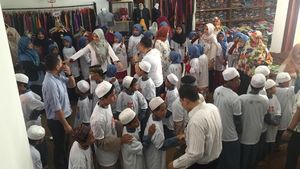 Bank Mandiri Syariah Ajak Anak Yatim Belanja Lebaran